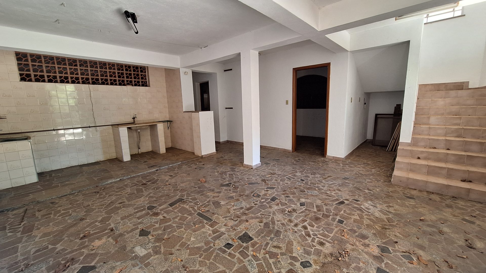 Casarão à Venda no Centro de Socorro-SP com Terreno de 694 M²