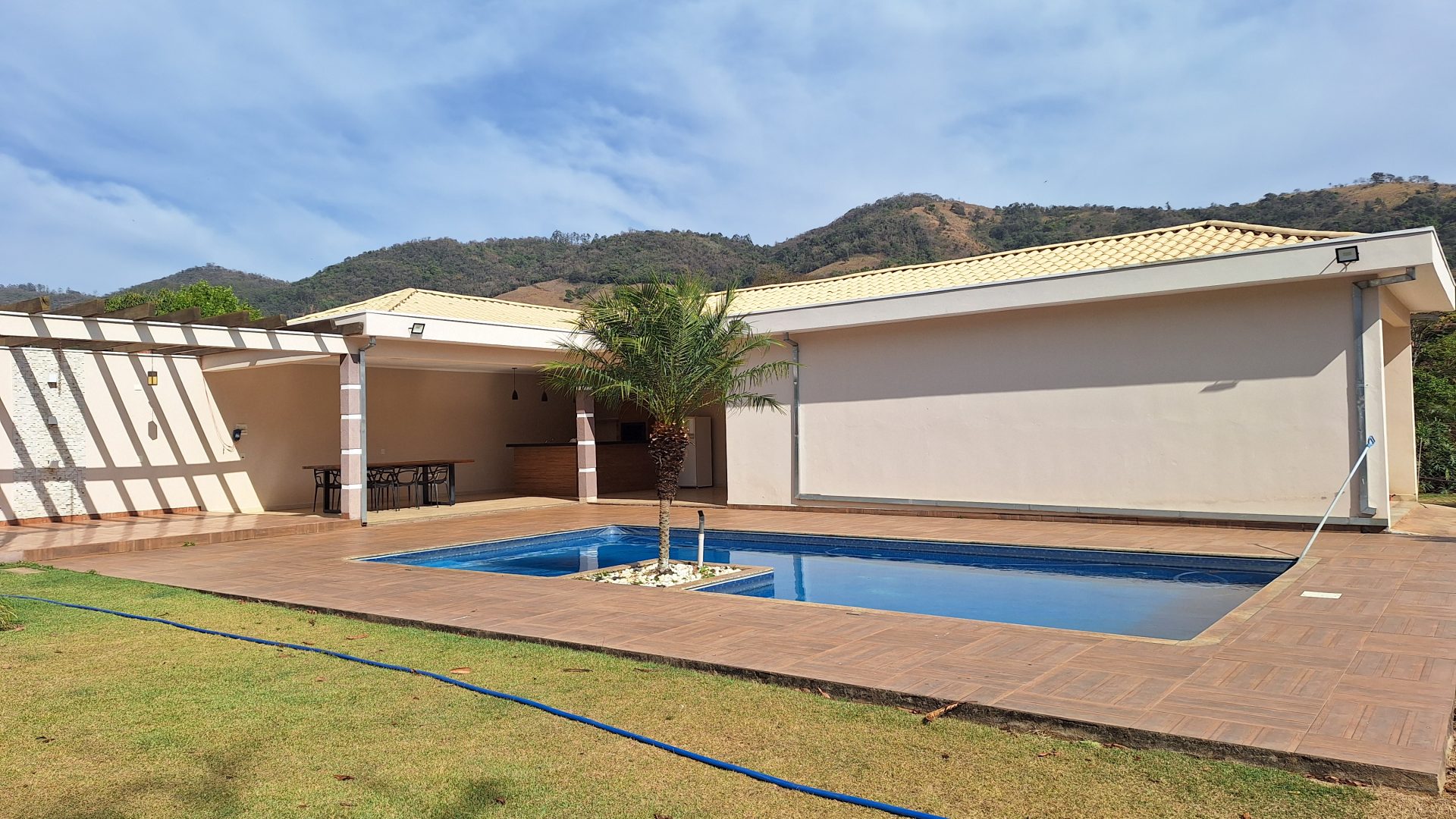 Linda Casa de Campo de Alto Padrão – Socorro/SP   